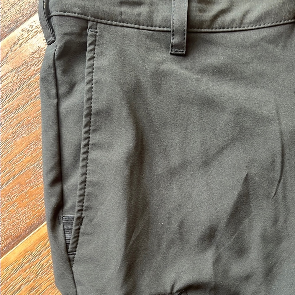 NEW IZOD Men's Black Cargo Shorts - Size 36 - Picture 5 of 10